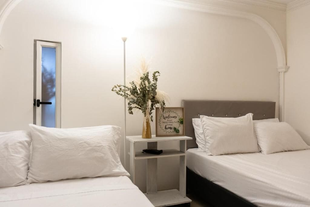 Cortinas blackout, tabla de planchar con plancha y wifi gratis 