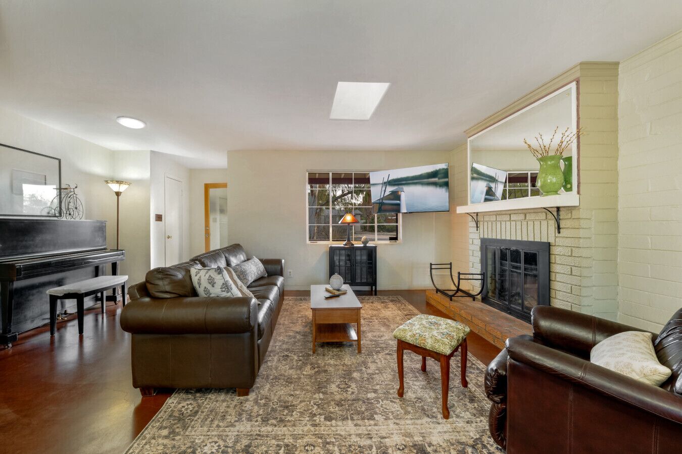 Een televisie en een open haard