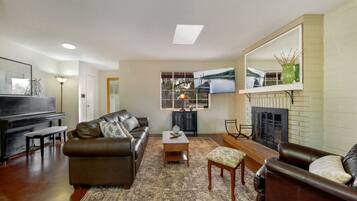 Een televisie en een open haard