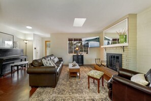 Een televisie en een open haard