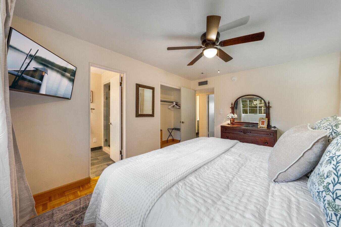 Tabla de planchar con plancha, cuna de viaje, wifi y ropa de cama 