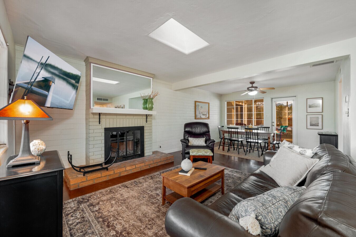 Een televisie en een open haard