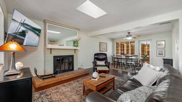 Een televisie en een open haard