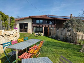 Outdoor dining - Nature and calm in a charming gîte (Chevrières)