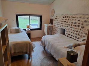 5 bedrooms, free WiFi, bed sheets, wheelchair access - Nature and calm in a charming gîte (Chevrières)