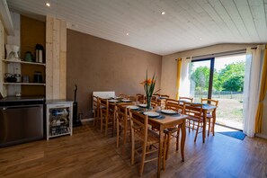 Dining - Nature and calm in a charming gîte (Chevrières)