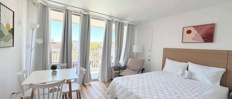 Tabla de planchar con plancha, wifi y ropa de cama