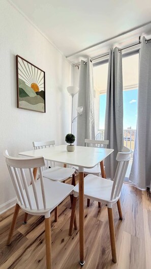 Dining - Cozy Studio at St. Johns – Steps to Beach (Myrtle Beach)