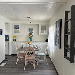 Dining - Fabulous 2-bedroom mobile home with AC in North Fort Myers (North Fort Myers)