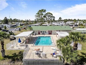 Pool - Fabulous 2-bedroom mobile home with AC in North Fort Myers (North Fort Myers)