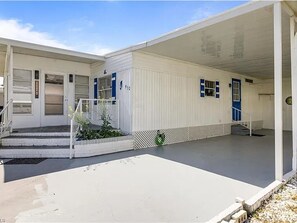 Exterior - Fabulous 2-bedroom mobile home with AC in North Fort Myers (North Fort Myers)