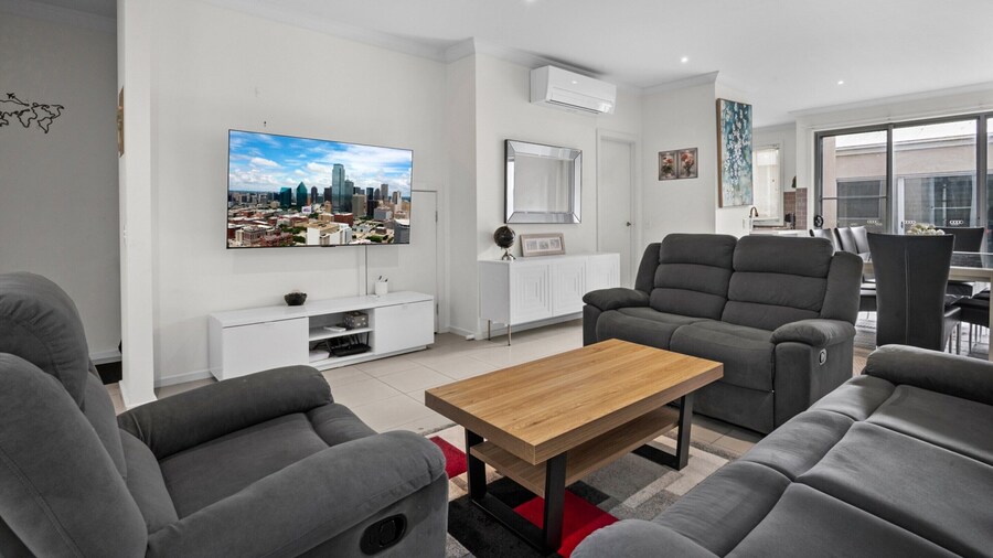 Spacious 3-bed Townhouse in Coburg