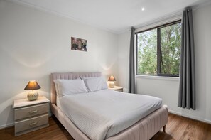 Apartment | 3 bedrooms, bed sheets - Spacious 3-bed Townhouse in Coburg (Melbourne)