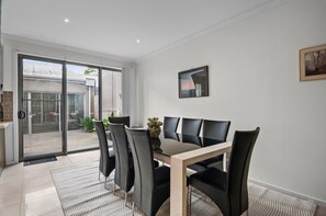 Living room - Spacious 3-bed Townhouse in Coburg (Melbourne)