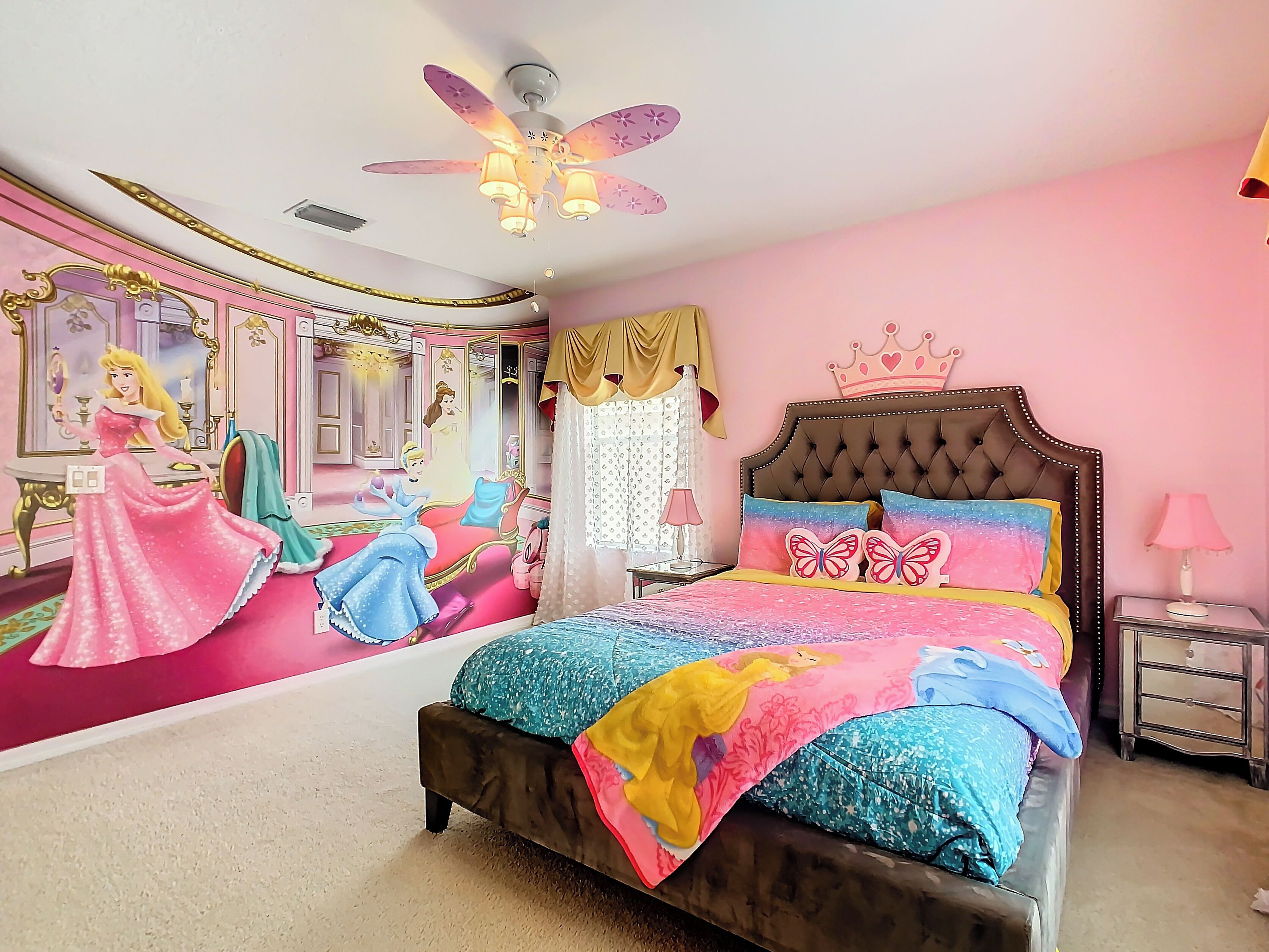 6 soverom, skrivebord, strykejern/-brett og reiseseng for barn