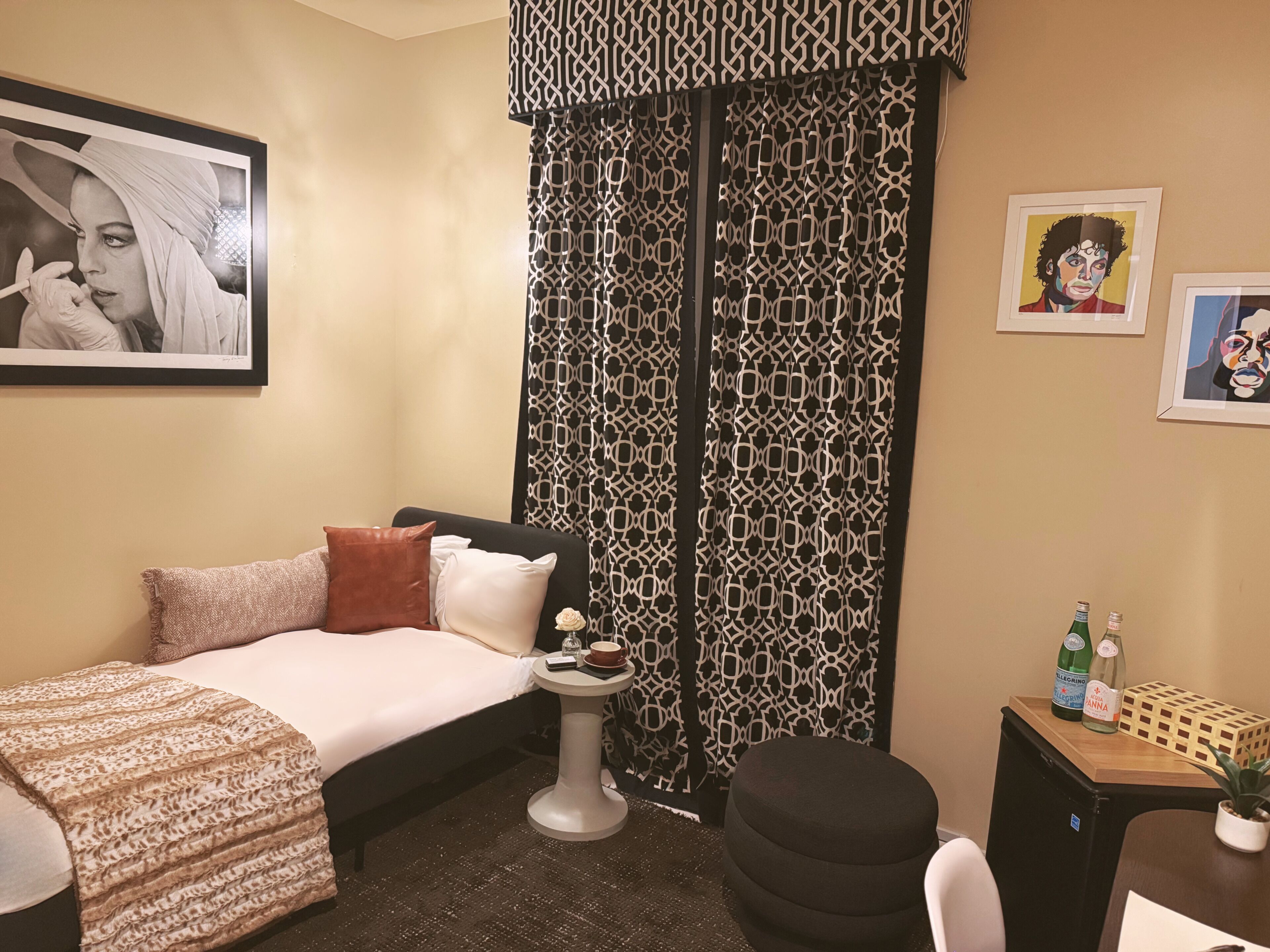 Habitación individual básica, 1 cama individual, baño privado | Caja de seguridad en la habitación y espacio para trabajar con laptop 