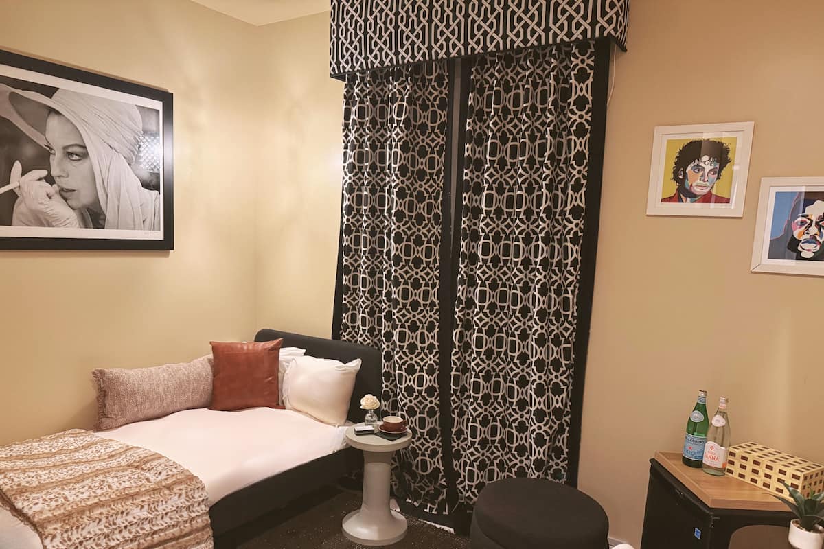 Chambre simple de base, 1 lit jumeau, salle de bain privée | Coffre-fort pour ordinateur portable