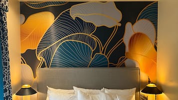 In-room safe, laptop workspace, iron/ironing board, free WiFi