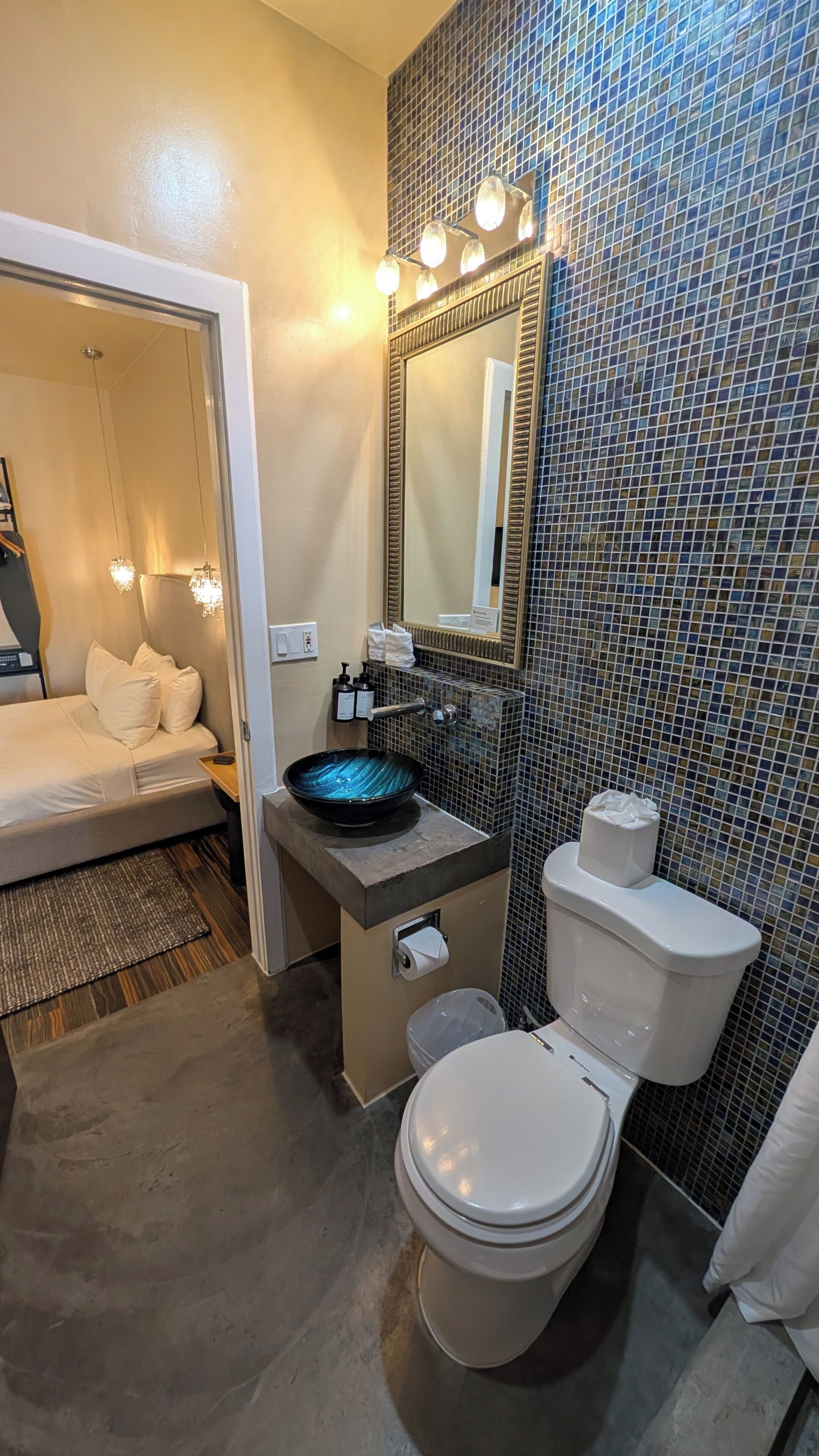 Habitación doble clásica, 1 cama matrimonial, baño privado, vista a la ciudad | Baño | Regadera, amenidades de baño gratuitas, secadora de cabello, toallas 