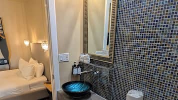 Habitación doble clásica, 1 cama matrimonial, baño privado, vista a la ciudad | Baño | Regadera, amenidades de baño gratuitas, secadora de cabello, toallas