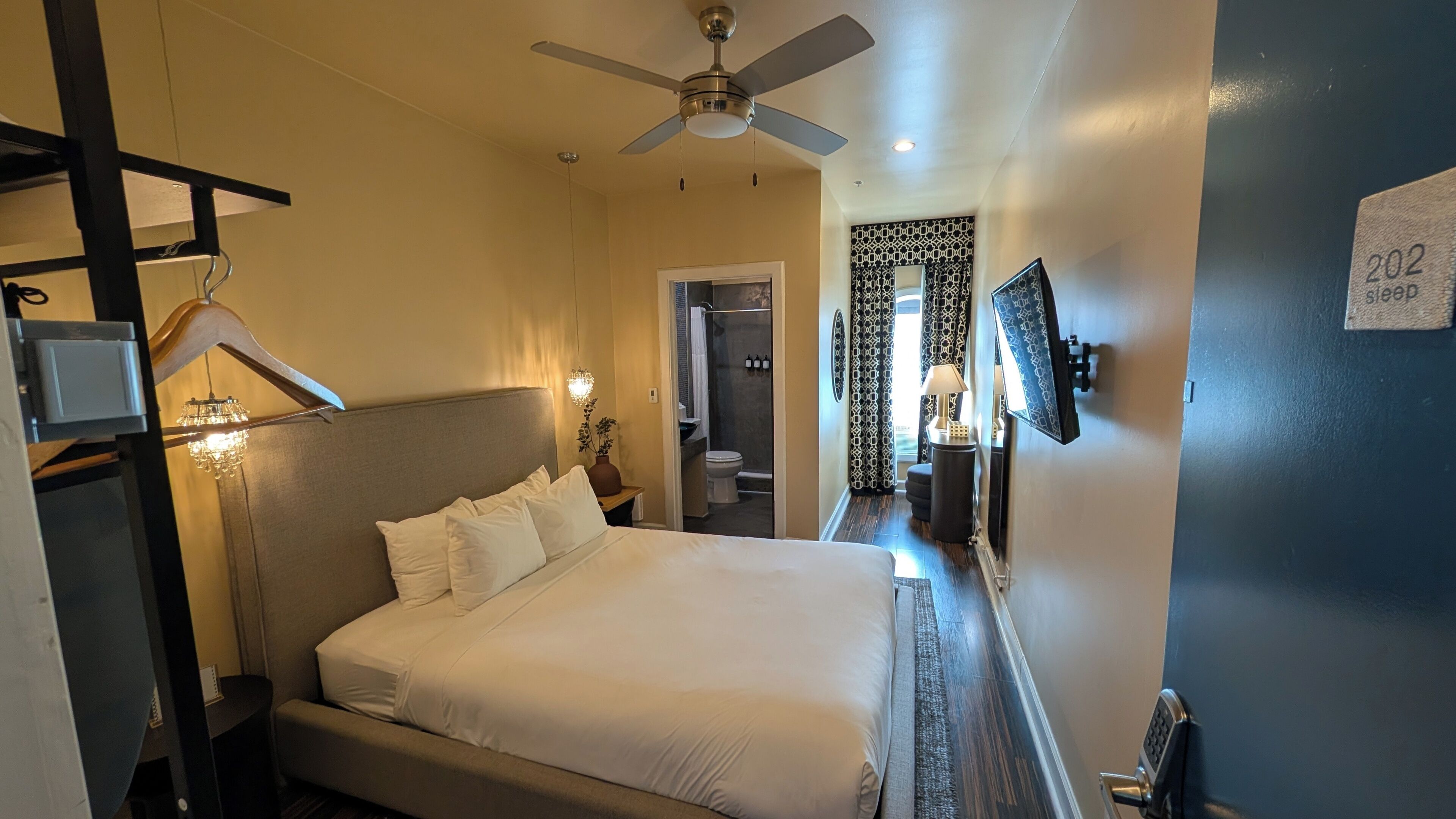 Kahden hengen classic-huone, 1 parisänky, oma kylpyhuone, kaupunkinäköala | Tallelokero huoneessa, kannettavalle tietokoneelle sopiva työtila