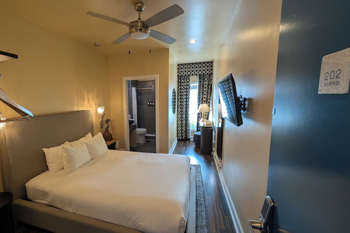 Kahden hengen classic-huone, 1 parisänky, oma kylpyhuone, kaupunkinäköala | Tallelokero huoneessa, kannettavalle tietokoneelle sopiva työtila