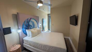 Classic Double Room, 1 Double Bed, Private Bathroom, City View | In-room safe, laptop workspace, iron/ironing board, free WiFi