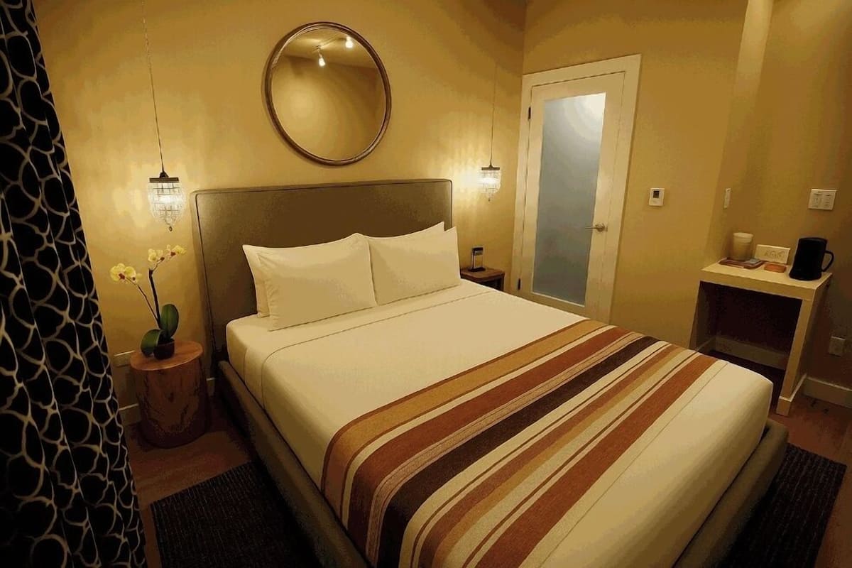 Chambre classique double, 1 lit double, salle de bain privée, vue sur la ville | Coffre-fort pour ordinateur portable