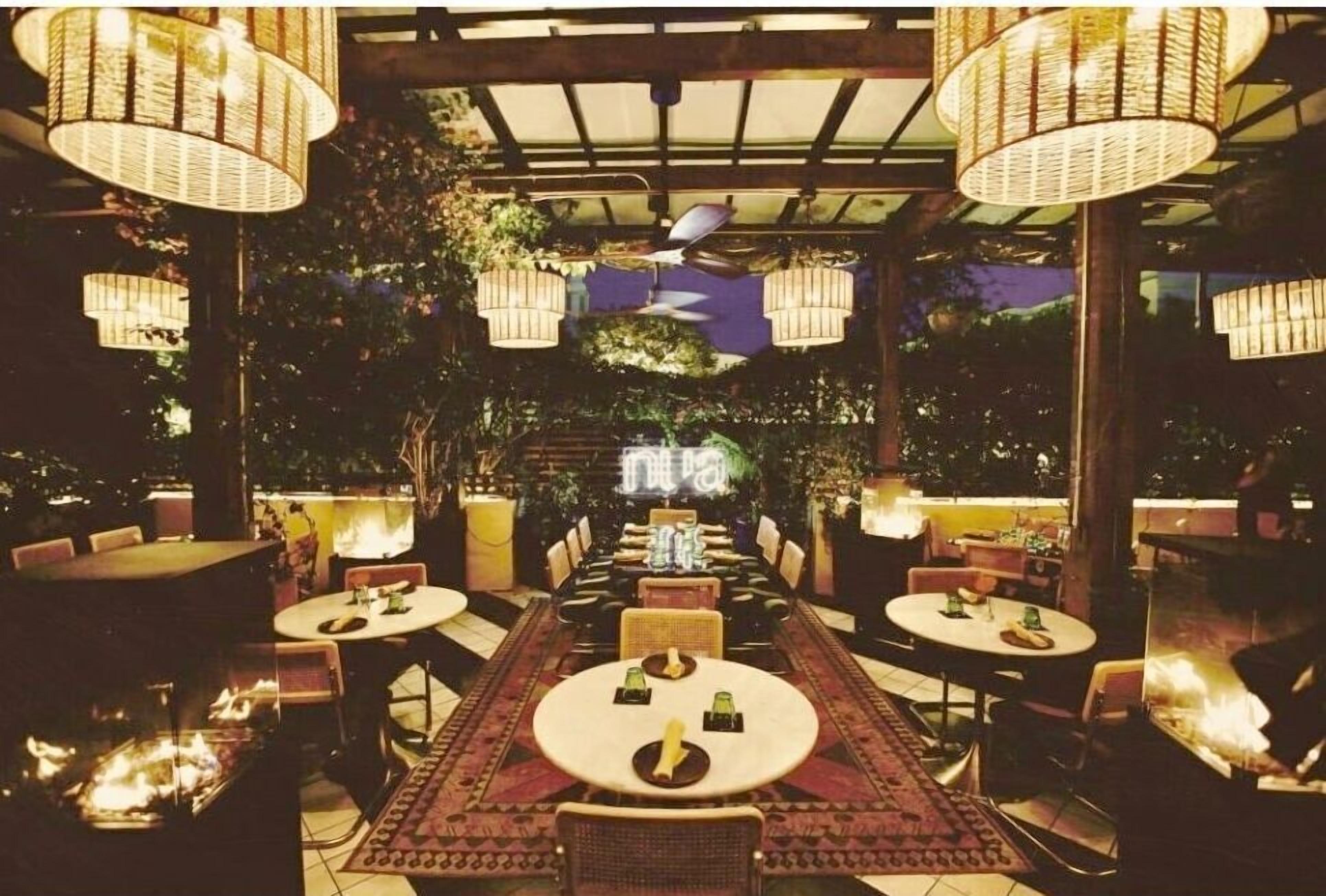 Serveert ontbijt, lunch, diner, Mediterrane gerechten 