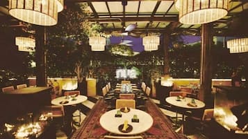 Serveert ontbijt, lunch, diner, Mediterrane gerechten