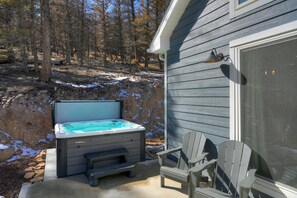 Outdoor spa tub - Fairplay Family Cabin: Near to World Class Fishing (Fairplay)