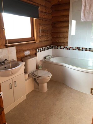 Ein Badezimmer mit Waschbecken, Toilette und Badewanne.