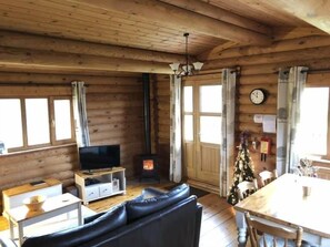 Living area - Bullfinch Lodge - 2 bedroom cabin (Woodbridge)