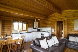 Living area - Bullfinch Lodge - 2 bedroom cabin (Woodbridge)