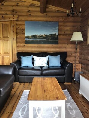 Living area - Bullfinch Lodge - 2 bedroom cabin (Woodbridge)