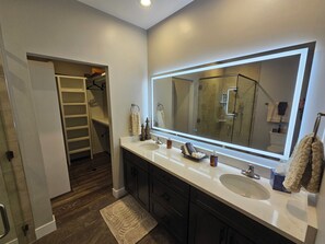 Shower, hair dryer, towels, soap - Painted Sky Hideaway (Montrose)