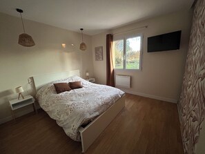 3 chambres, fer et planche à repasser, Wi-Fi, draps fournis