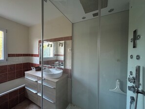 Haartrockner, Handtücher, Seife, Toilettenpapier