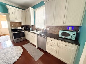 Private kitchen - Charming Historic Beach House in the Heart of Galveston (Galveston)