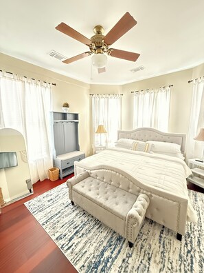 3 bedrooms, iron/ironing board, WiFi, bed sheets - Charming Historic Beach House in the Heart of Galveston (Galveston)