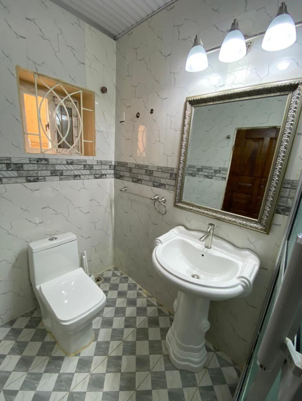 Bañera de hidromasaje, toallas, jabón, papel higiénico