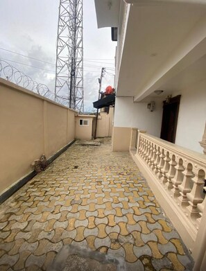 Exterior detail - 4 Bdrm luxury at Secluded Estate with Free 24/7 Solar. No more electricity cost (Freetown)