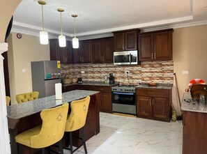 Private kitchen - 4 Bdrm luxury at Secluded Estate with Free 24/7 Solar. No more electricity cost (Freetown)