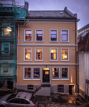 Exterior - Exclusive 2BR in Renovated Bergen City Apartment (Bergen)