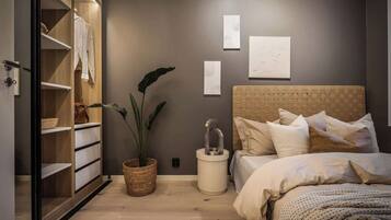 Tabla de planchar con plancha, wifi, ropa de cama
