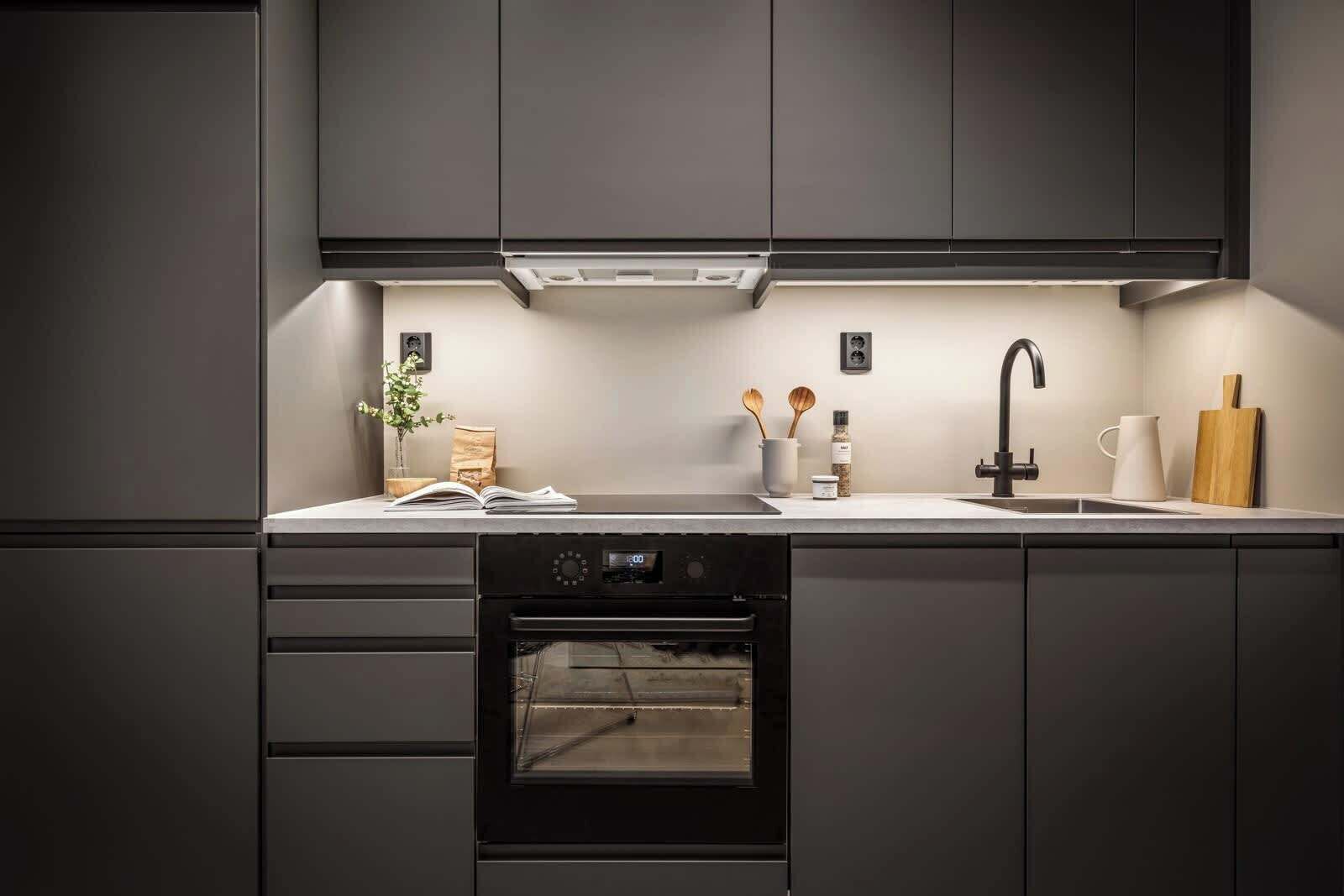 Cafetera o tetera, frigorífico, horno y placa de cocina