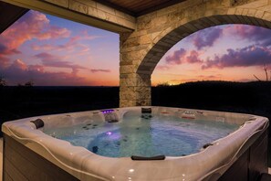 Outdoor spa tub - 7-bedroom Villa Sleeps 28 with Outdoor Theater (Comfort)