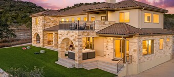 7-bedroom villa in Comfort with Amazing Backyard