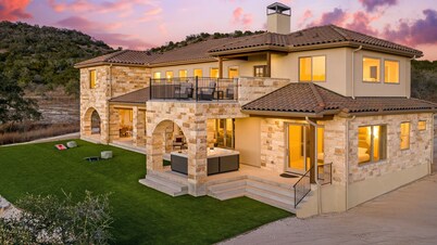 7-bedroom Villa Sleeps 28 with Outdoor Theater