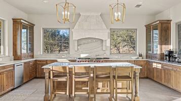 雪櫃、微波爐、焗爐、爐具